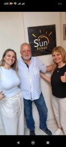 um homem e duas mulheres em pé junto a uma parede em Sun Aswan inn em Aswan