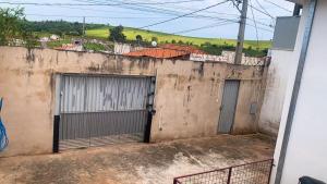 un par de puertas de garaje en un edificio en Conforto Total - Do café ao Sabão tudo incluso, en Varginha
