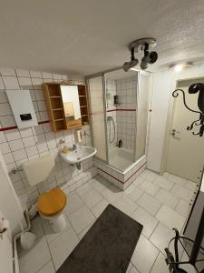 une salle de bain avec toilettes, lavabo et douche dans l'établissement Cin Pension, à Gronau 21 autres photos