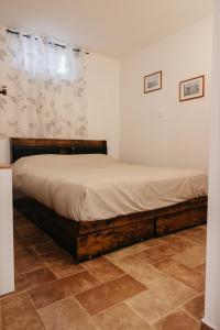 een slaapkamer met een houten bed in een kamer bij Tra gli ulivi in San Cesareo