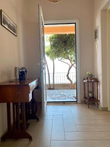 une pièce avec une porte donnant sur un patio dans l'établissement Πέτρινη αυλή, Αρμενιστης Ικαρια, à Armenistis 14 autres photos
