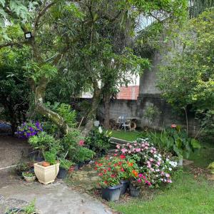 Κήπος έξω από το Chacara a 10 minutos dá Basílica de Aparecida-sp