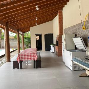 Η κουζίνα ή μικρή κουζίνα στο Chacara a 10 minutos dá Basílica de Aparecida-sp