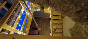 una vista dalle scale di una stanza con un'altalena di Nina in Love a Salerno