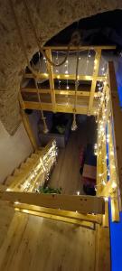 una vista dall'alto di un letto a castello con luci di Nina in Love a Salerno