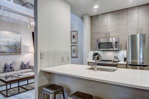 une cuisine avec un évier et un micro-ondes dans l'établissement Parker's Collection Unit 7, à Savannah