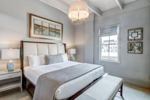 ein Schlafzimmer mit großem Bett und Fenster in der Unterkunft Parker's Collection - 4 Bedroom in Savannah + 27 Fotos