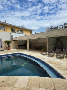 ein Swimmingpool vor einem Haus in der Unterkunft Senses Praia Hotel in Guarujá + 37 Fotos