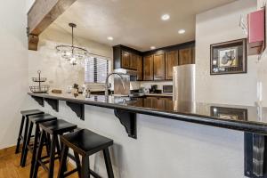 Η κουζίνα ή μικρή κουζίνα στο 1192 Timber Lane home +30 φωτογραφίες