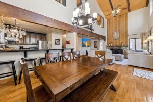 ein Esszimmer und ein Wohnzimmer mit einem Holztisch in der Unterkunft 1192 Timber Lane home in Stateline + 28 Fotos