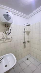 ein Bad mit WC und Waschbecken in der Unterkunft Les Jardins Prives Odza in Jaunde