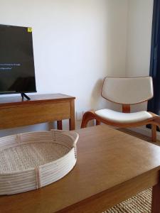 uma sala de estar com uma cadeira e uma mesa em Modern apartment in Tres Cruces with amenities em Montevidéu