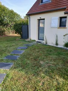 a garden with stepping stones in front of a house at Studio indépendant in Yvré-lʼÉvêque