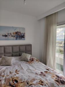Un dormitorio con una cama grande con ventana. en Bizerte Résidence soltana RDC vue mer, en Bizerte 17 fotos más