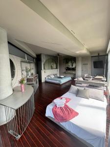 Postel nebo postele na pokoji v ubytování Elemynt Guatape