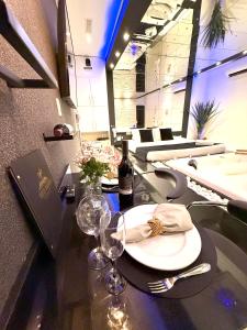 een eettafel met een fles wijn en glazen bij Hotel Motel Paradiso - Panambi-RS in Tabapira