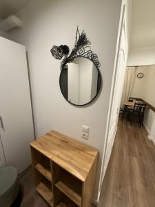 een spiegel aan een muur naast een tafel bij Gregors is waiting for you in Daugavpils