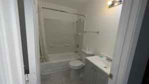 ein weißes Badezimmer mit Toilette und Waschbecken in der Unterkunft Welcome Suites Hazelwood Extended Stay Hotel in Hazelwood