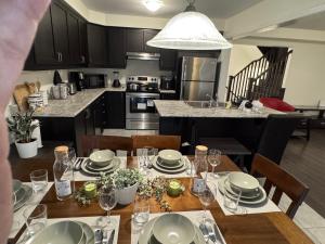 O bucătărie sau chicinetă la Fully furnished 3BR, 3WR entire two storey with unfinished basement- Ford Milton , ON Canada