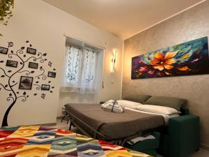 een slaapkamer met twee bedden en een schilderij aan de muur bij Al Kicco D'oro - Intero appartamento in Lido di Ostia