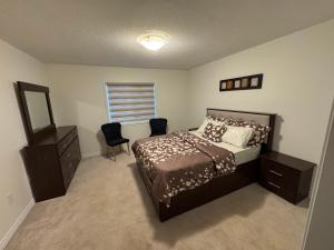 Un pat sau paturi într-o cameră la Fully furnished 3BR, 3WR entire two storey with unfinished basement- Ford Milton , ON Canada