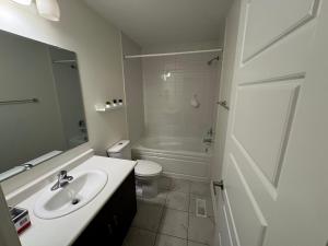 O baie la Fully furnished 3BR, 3WR entire two storey with unfinished basement- Ford Milton , ON Canada