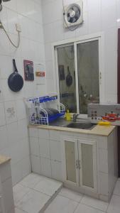 uma cozinha com pia e bancada em Gulf Gateway Hostel em Mascate