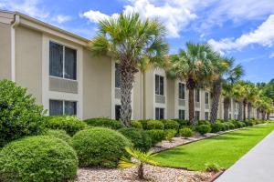Κήπος έξω από το Comfort Inn & Suites Walterboro I-95