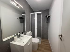 un bagno bianco con un water e un lavandino di Estudios Areal a Vigo