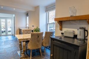 eine Küche und ein Esszimmer mit Tisch und Stühlen in der Unterkunft Lovely Double Room for One Person in Bexley + 8 Fotos