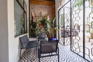 Oulad AkkouにあるLoft N 38, Cherifiaのパティオ(椅子2脚、植物テーブル付)
