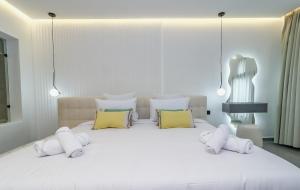 Oulad AkkouにあるLoft N 38, Cherifiaのベッドルーム(白い大型ベッド1台、枕4つ付)