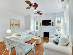 Televiisor ja/või meelelahutuskeskus majutusasutuses Coast A While