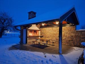 Sobe i apartmani Tena talvel