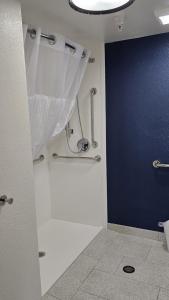 un bagno con doccia e WC di Spark By Hilton Wilmington a Wilmington