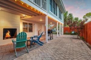una casa con 2 sillas y una mesa en el patio en The Big Tybreezy, en Tybee Island