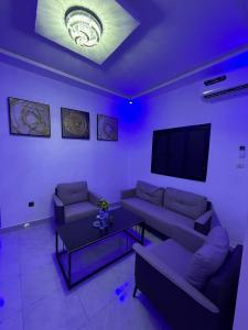 ein Wohnzimmer mit Sofa und Fernseher in der Unterkunft Modern Stay in Nouakchott + 2 Fotos