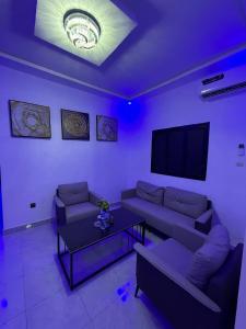 ein Wohnzimmer mit Sofa und Fernseher in der Unterkunft Modern Stay in Nouakchott