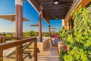 Μπαλκόνι ή βεράντα στο Lux 3 Bed condo with Ocean View Pool Houskeeping