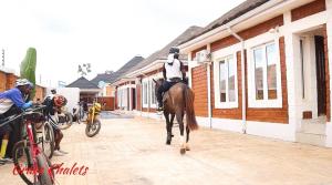 Ratsutamine külalistemaja aladel või selle läheduses