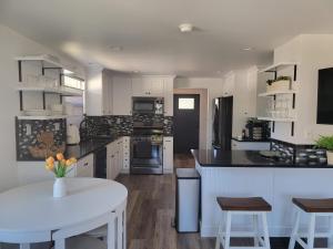 Η κουζίνα ή μικρή κουζίνα στο Conveniently located 3 bed in Bremerton with deck