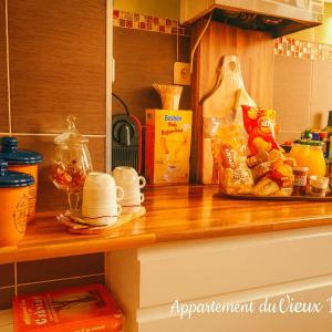 - un comptoir de cuisine avec de la nourriture sur un comptoir en bois dans l'établissement Magnifique Appartement du Vieux Boucher 3 chambres à Alençon, à Aleçon