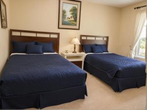 2 Betten in einem Schlafzimmer mit blauer Bettwäsche in der Unterkunft Modern Venice Beach Stay - Walk to Marina & Boardwalk in Los Angeles + 40 Fotos