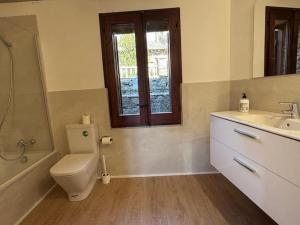 Et badeværelse på Casa Relajante de pueblo en Darria + 11 billeder