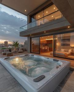 Bazén v ubytování Copacabana house milionare nebo v jeho okolí