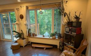 Φωτογραφία από το άλμπουμ του Lakefront Chalet - 3-BR Near Montréal σε Brownsburg