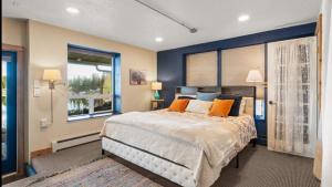 una camera da letto con un letto grande e una finestra di Cottage by the Lake-cozy &unique w beautiful views a Lacey