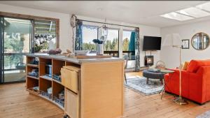 un soggiorno con un divano rosso e un tavolo di Cottage by the Lake-cozy &unique w beautiful views a Lacey