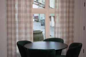 une table et des chaises devant une fenêtre dans l'établissement Cozy 2BD apartment in Central Bergen, à Bergen 20 autres photos