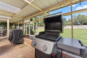 Fotografie z fotogalerie ubytování Rest & Play- Fire pit, Grill, PingPong- Walk 2 LSU v destinaci Baton Rouge